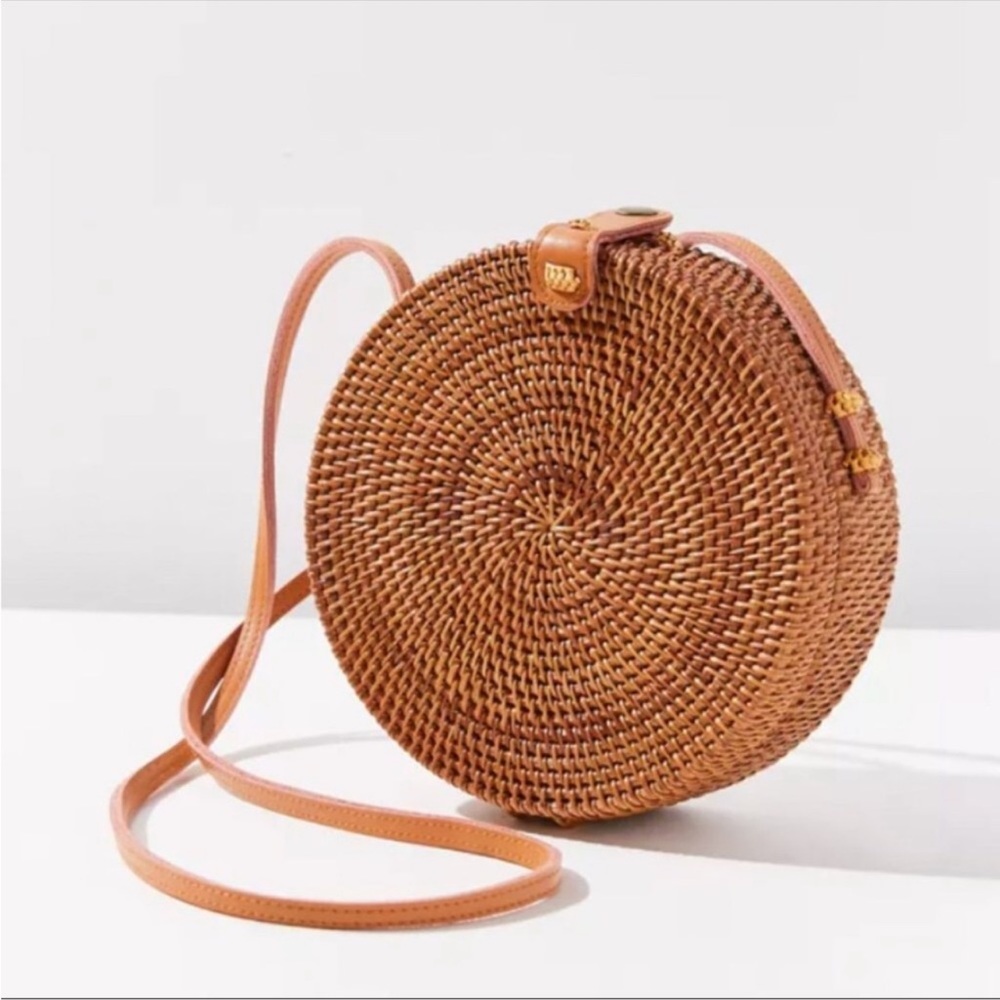 URBAN OUTFITTERS - Woven Circle Crossbody Bag